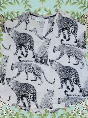 Jane + Delancey Ladies Black & White Leopard Print Pullover Top
